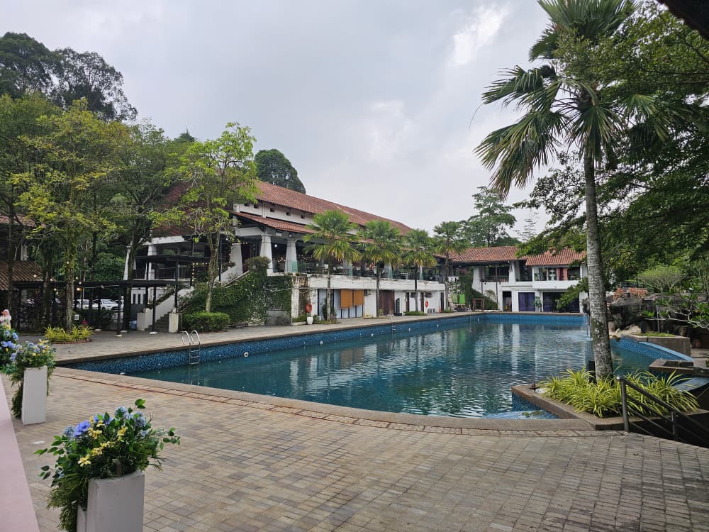Ruang majlis perkahwinan Lantera Venue Cahaya SPK Shah Alam dengan susunan meja tetamu dan dekorasi pelamin